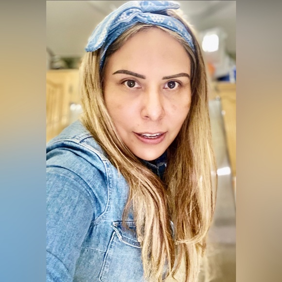 Meet your Posher, Claudia - Picture 1 of 1